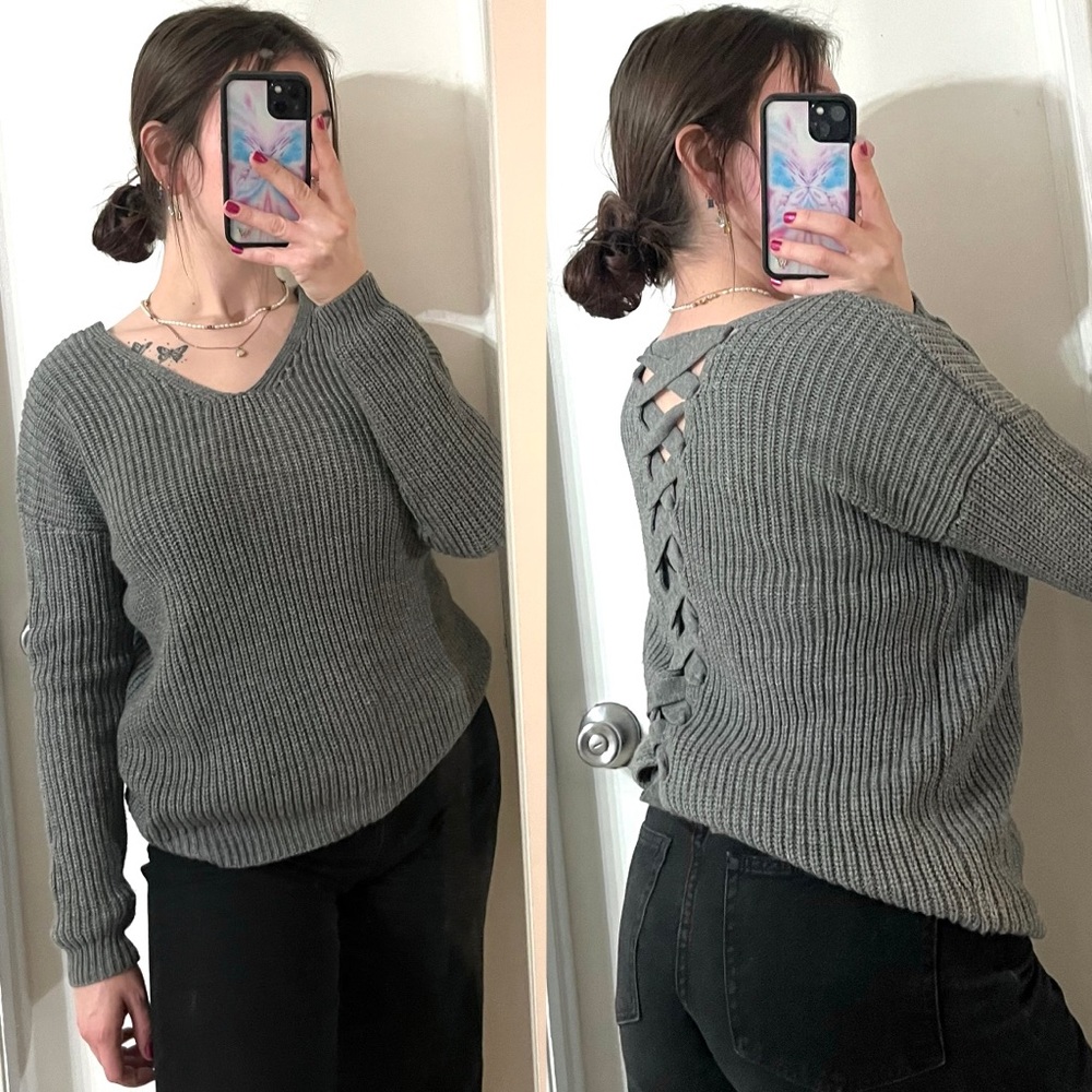gray lace up back knit crew neck sweater L